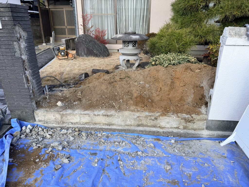 【香川町Ｈ様邸】駐車場拡張＆庭じまい工事｜塀の一部を撤去しお庭内へ。坪庭の解体撤去を進めます (株)カインズガーデン
