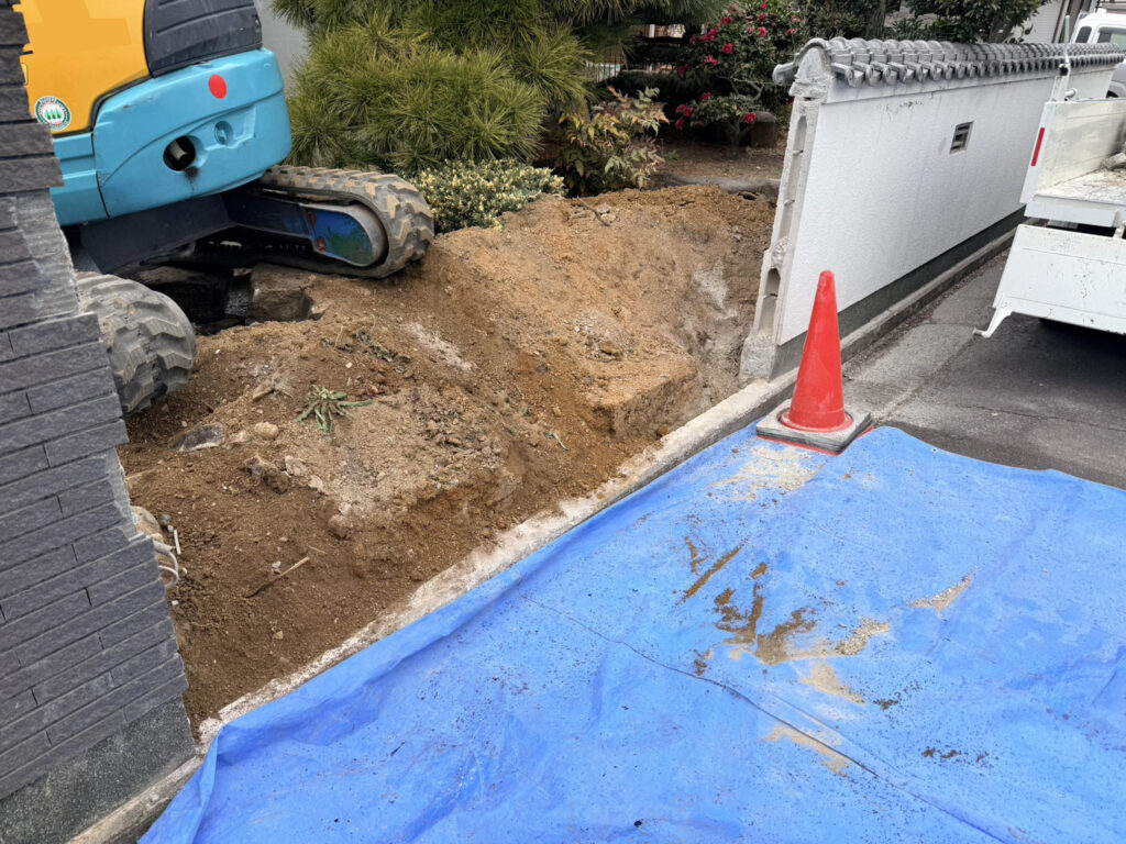 【香川町Ｈ様邸】駐車場拡張＆庭じまい工事｜塀の一部を撤去しお庭内へ。坪庭の解体撤去を進めます (株)カインズガーデン