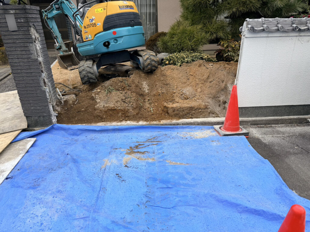 【香川町Ｈ様邸】駐車場拡張＆庭じまい工事｜塀の一部を撤去しお庭内へ。坪庭の解体撤去を進めます (株)カインズガーデン