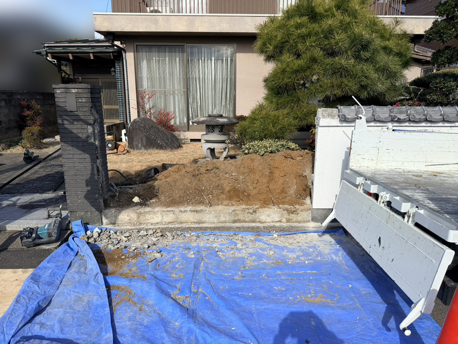 【香川町Ｈ様邸】駐車場拡張＆庭じまい工事｜塀の一部を撤去しお庭内へ。坪庭の解体撤去を進めます (株)カインズガーデン