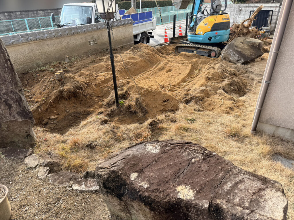 【香川町Ｈ様邸】駐車場拡張＆庭じまい工事｜塀の一部を撤去しお庭内へ。坪庭の解体撤去を進めます (株)カインズガーデン