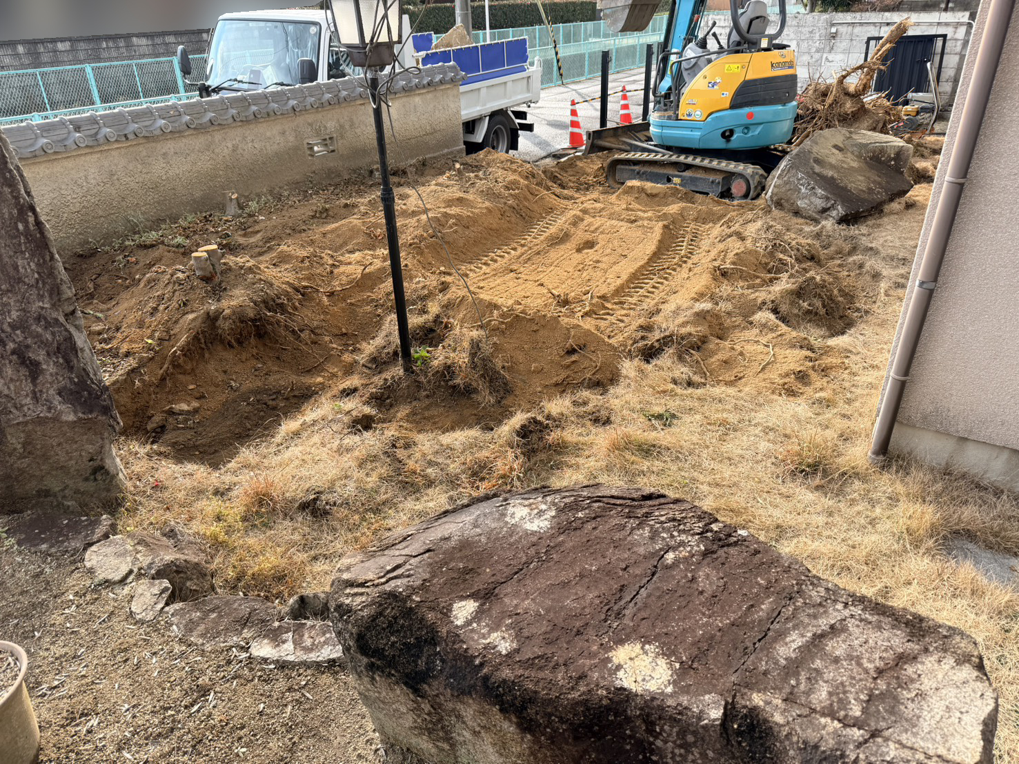 【香川町Ｈ様邸】駐車場拡張＆庭じまい工事｜塀の一部を撤去しお庭内へ。坪庭の解体撤去を進めます (株)カインズガーデン