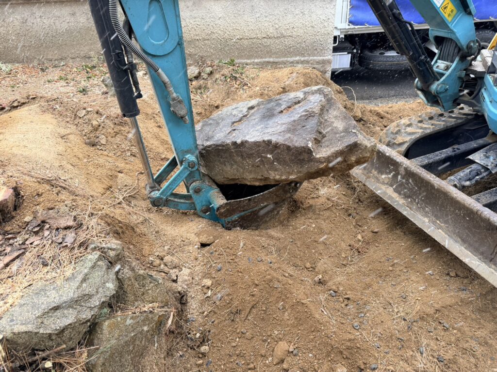 【香川町Ｈ様邸】駐車場拡張＆庭じまい工事｜塀の一部を撤去しお庭内へ。坪庭の解体撤去を進めます (株)カインズガーデン