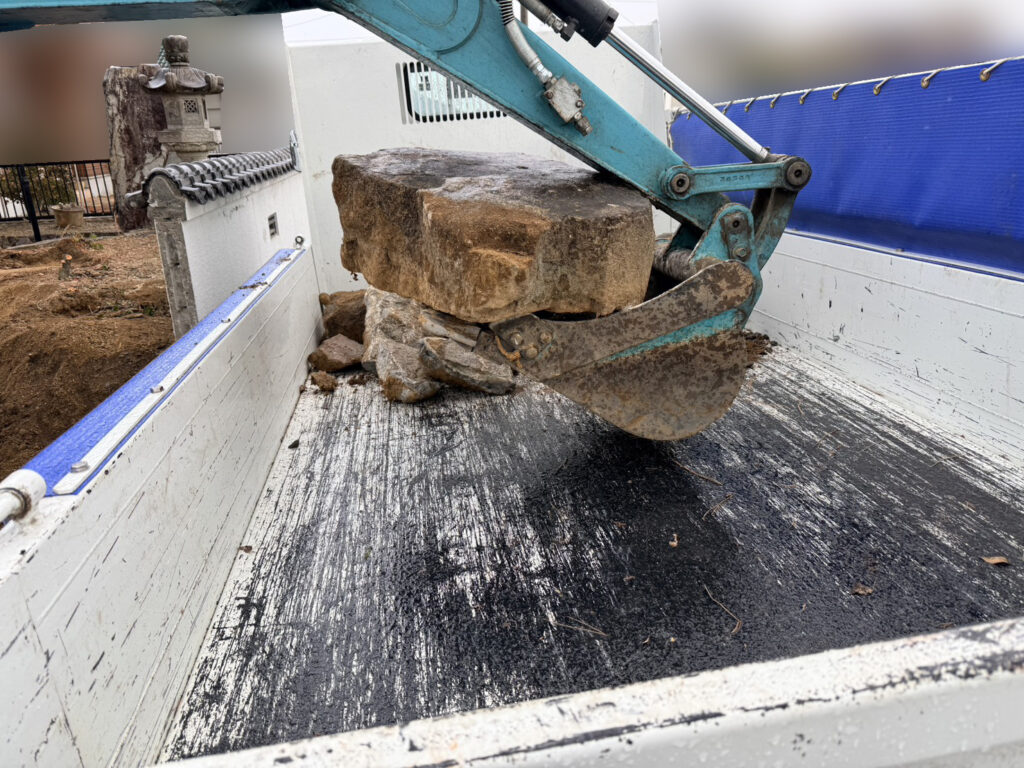 【香川町Ｈ様邸】駐車場拡張＆庭じまい工事｜塀の一部を撤去しお庭内へ。坪庭の解体撤去を進めます (株)カインズガーデン