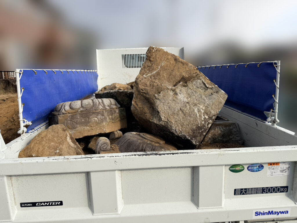 【香川町Ｈ様邸】駐車場拡張＆庭じまい工事｜塀の一部を撤去しお庭内へ。坪庭の解体撤去を進めます (株)カインズガーデン