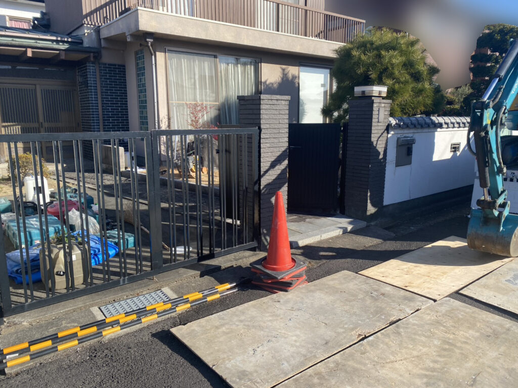 庭仕舞い工事着工⛑｜塀・庭石・庭木撤去し駐車場拡張＆天然芝撤去し雑草対策もします (株)カインズガーデン