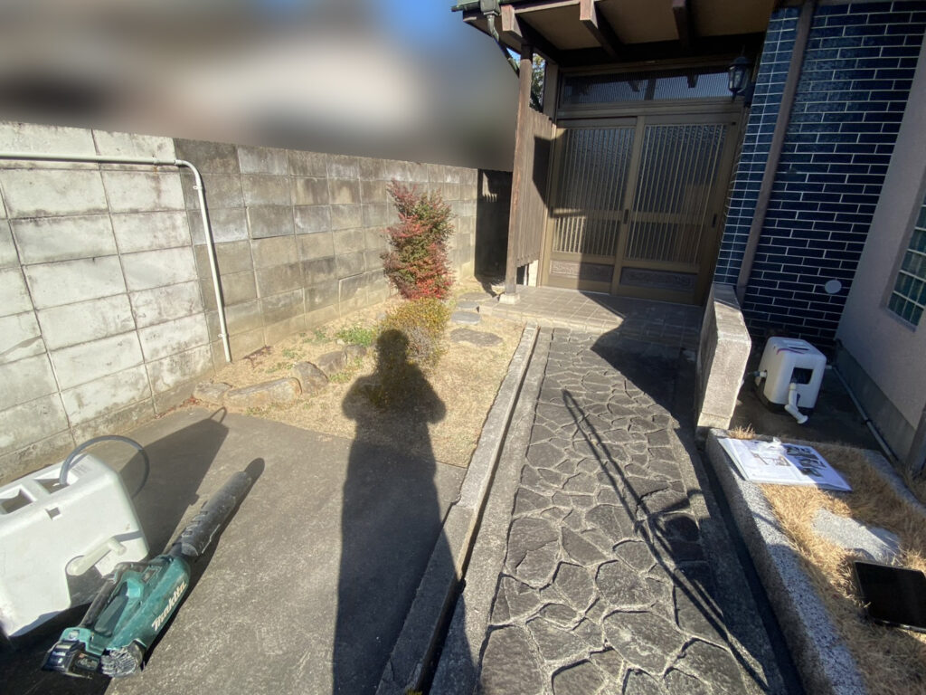 庭仕舞い工事着工⛑｜塀・庭石・庭木撤去し駐車場拡張＆天然芝撤去し雑草対策もします (株)カインズガーデン