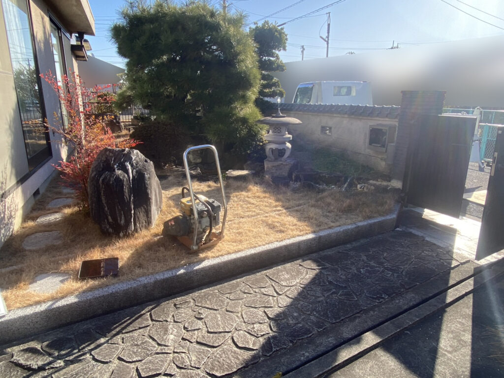 庭仕舞い工事着工⛑｜塀・庭石・庭木撤去し駐車場拡張＆天然芝撤去し雑草対策もします (株)カインズガーデン