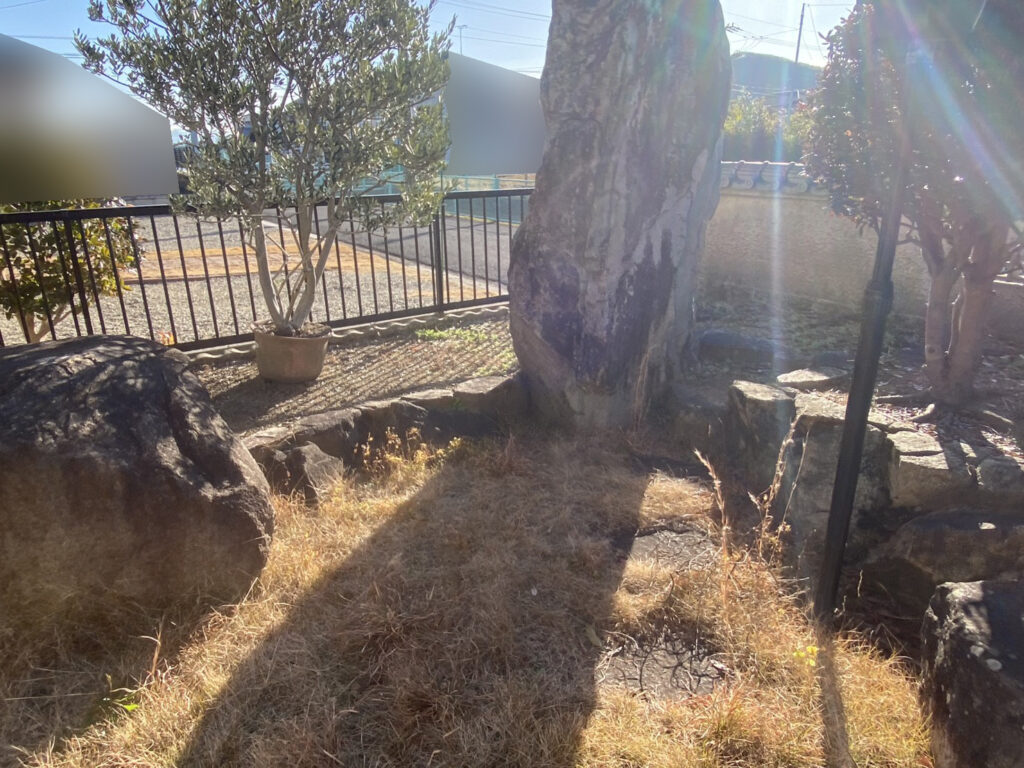 庭仕舞い工事着工⛑｜塀・庭石・庭木撤去し駐車場拡張＆天然芝撤去し雑草対策もします (株)カインズガーデン