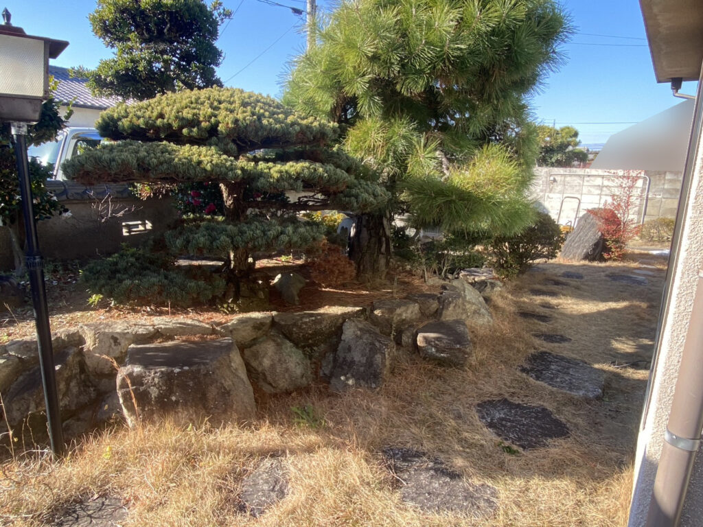 庭仕舞い工事着工⛑｜塀・庭石・庭木撤去し駐車場拡張＆天然芝撤去し雑草対策もします (株)カインズガーデン