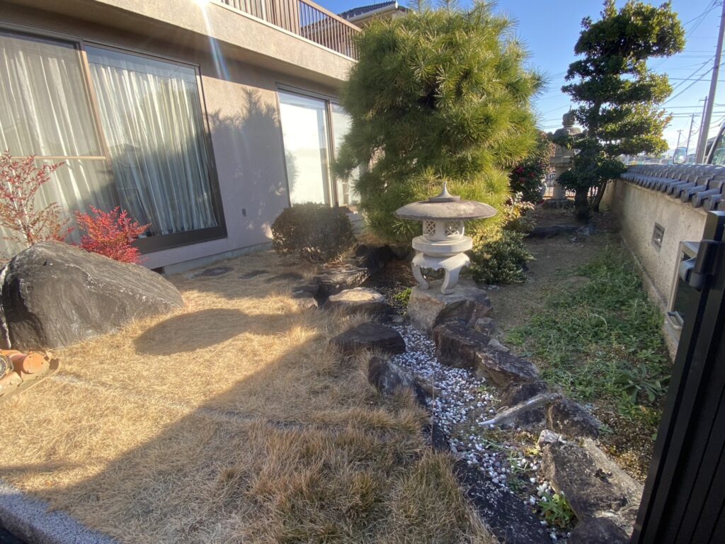 庭仕舞い工事着工⛑｜塀・庭石・庭木撤去し駐車場拡張＆天然芝撤去し雑草対策もします (株)カインズガーデン