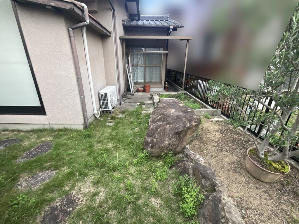 庭仕舞い工事着工⛑｜塀・庭石・庭木撤去し駐車場拡張＆天然芝撤去し雑草対策もします (株)カインズガーデン