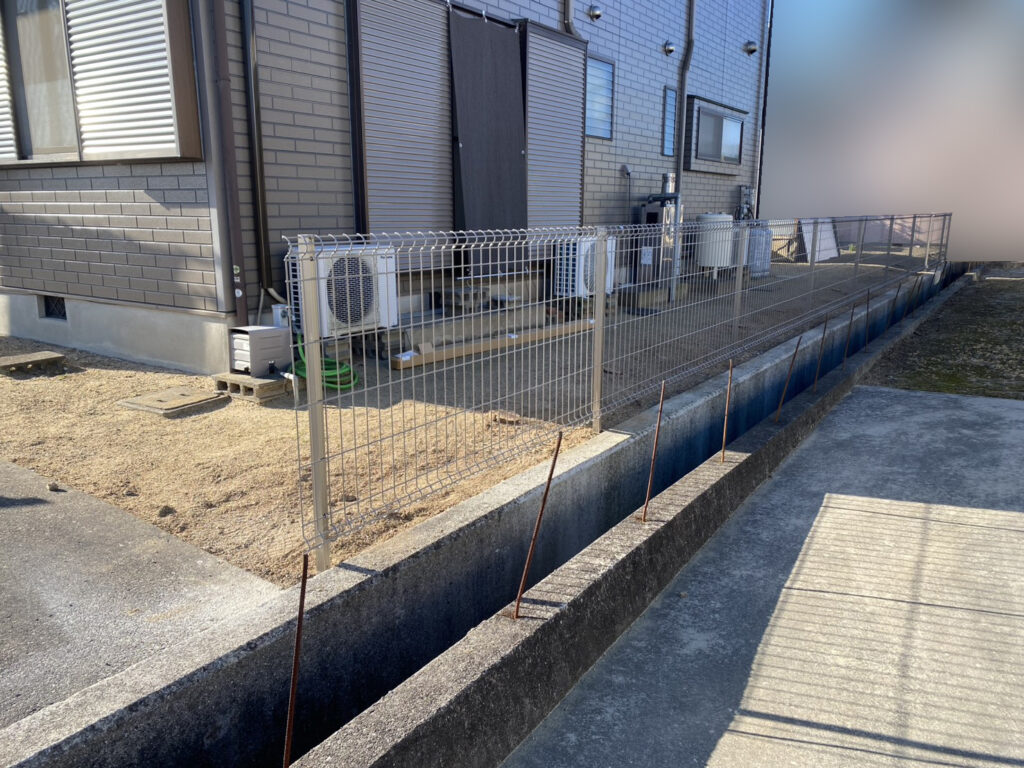 【東讃Ｍ様邸】フェンス工事㊗完工｜風通しも見通しも良好スッキリフェンス✨ (株)カインズガーデン｜香川県の庭仕舞い