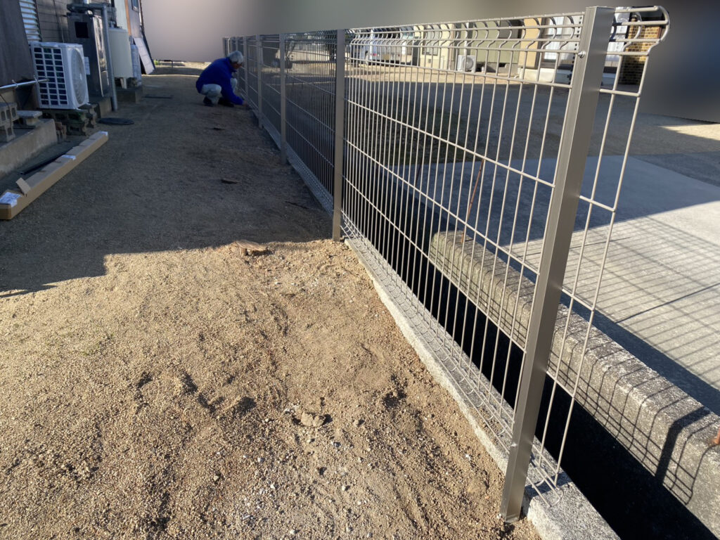 【東讃Ｍ様邸】フェンス工事㊗完工｜風通しも見通しも良好スッキリフェンス✨ (株)カインズガーデン｜香川県の庭仕舞い