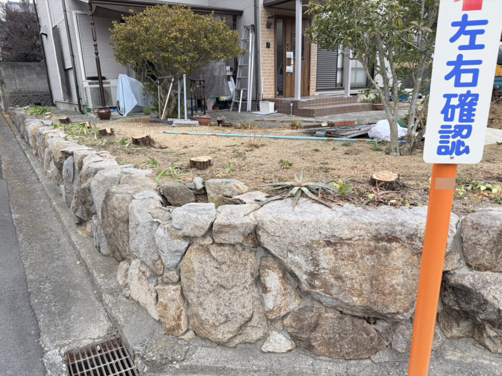 【綾川町Ｓ様邸】庭じまい工事｜生垣や庭木庭石の撤去完了👌生垣に代わる目隠しフェンスを設置します (株)カインズガーデン
