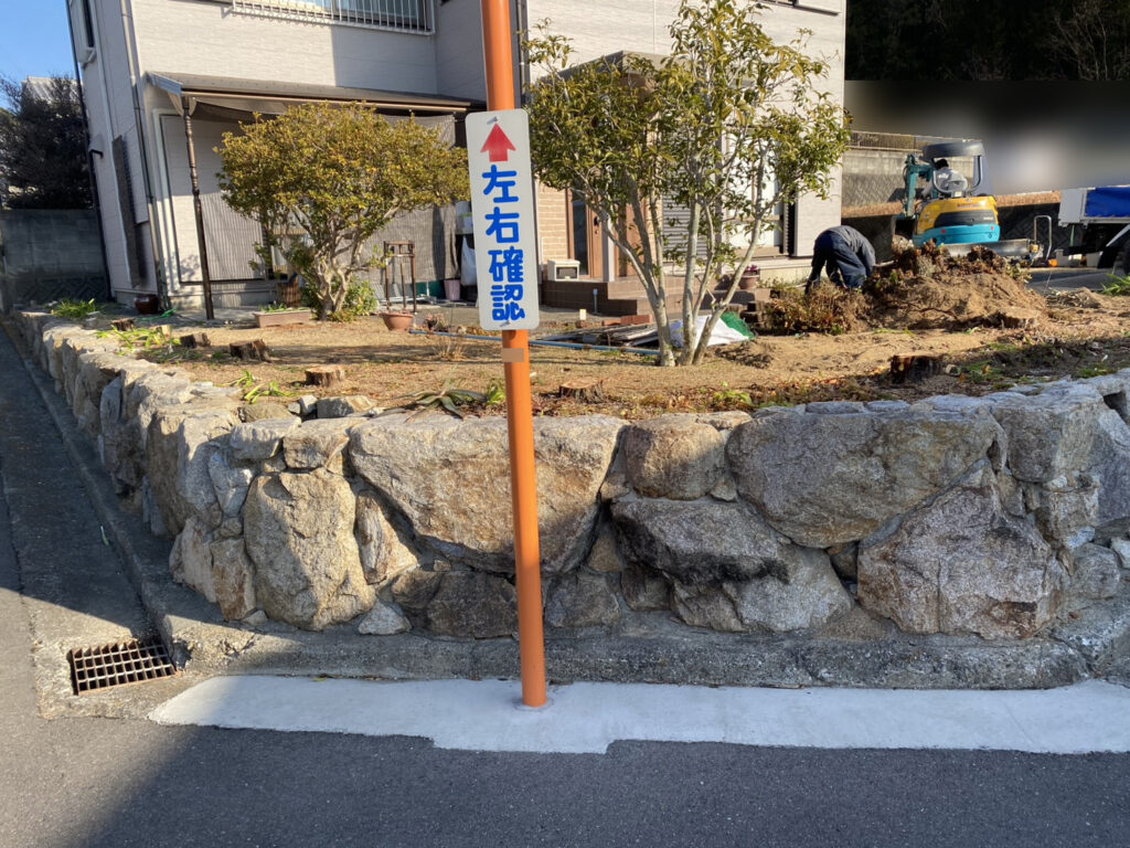 【綾川町Ｓ様邸】庭じまい工事｜生垣や庭木庭石の撤去完了👌生垣に代わる目隠しフェンスを設置します (株)カインズガーデン