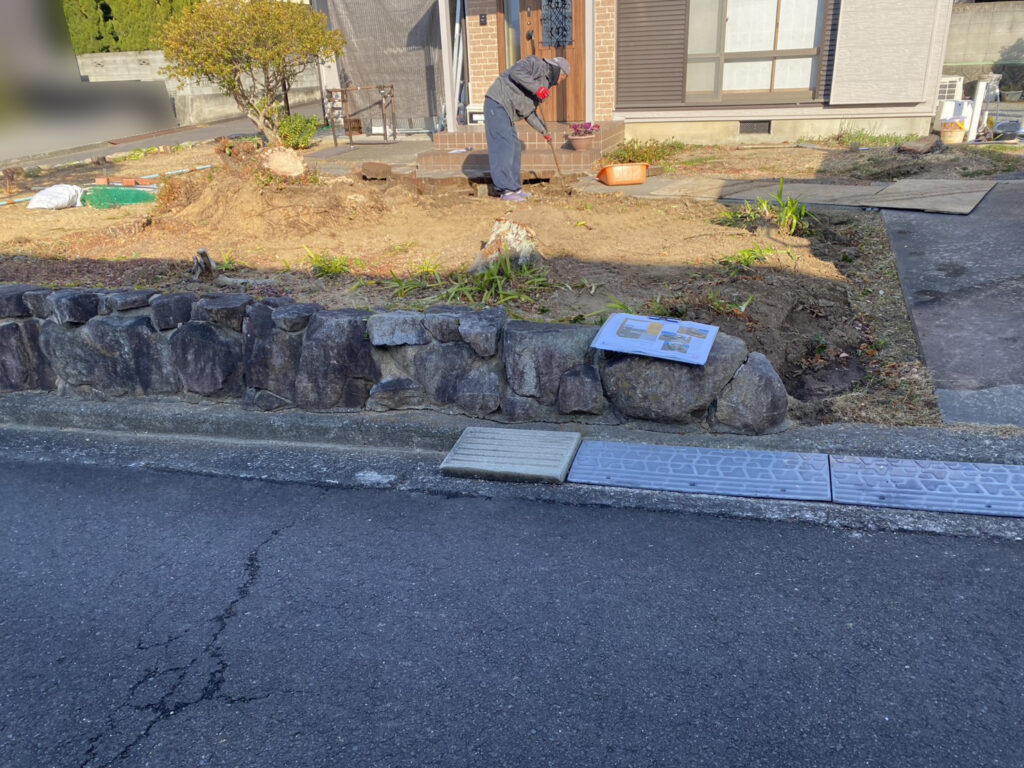 【綾川町Ｓ様邸】庭じまい工事｜生垣や庭木庭石の撤去完了👌生垣に代わる目隠しフェンスを設置します (株)カインズガーデン