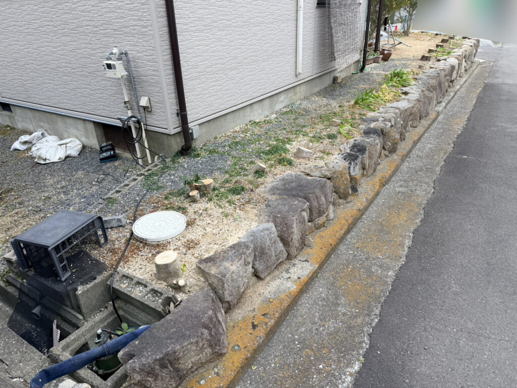 【綾川町Ｓ様邸】庭じまい工事｜生垣や庭木庭石の撤去完了👌生垣に代わる目隠しフェンスを設置します (株)カインズガーデン