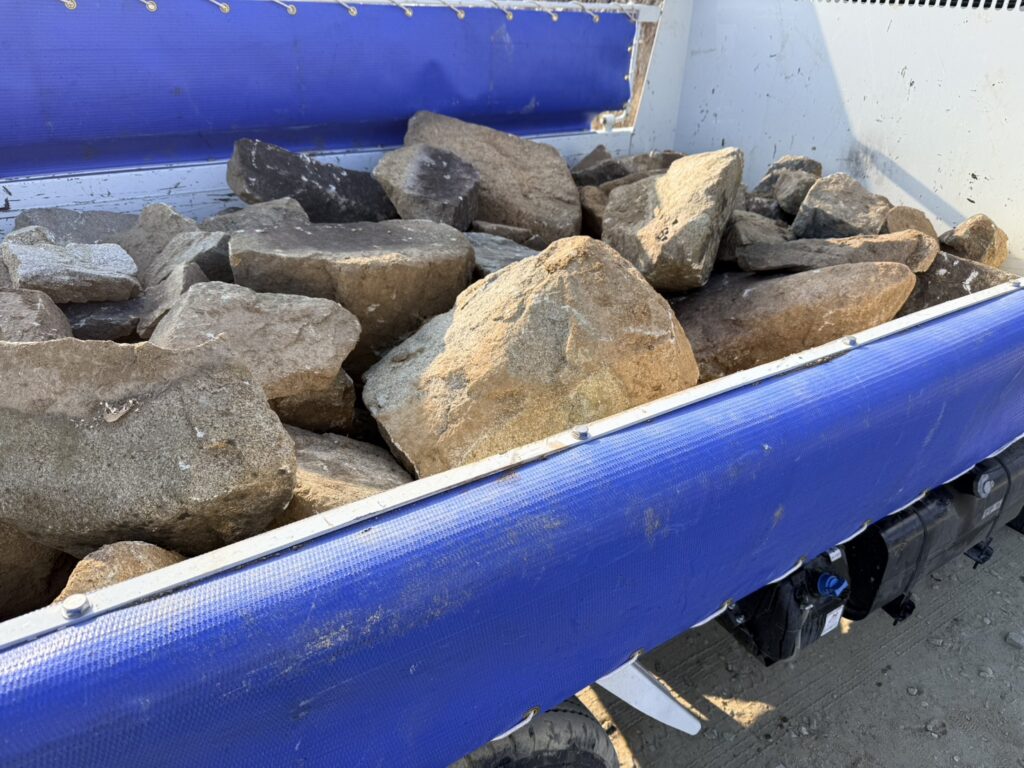 【綾川町Ｓ様邸】庭じまい工事｜生垣や庭木庭石の撤去完了👌生垣に代わる目隠しフェンスを設置します (株)カインズガーデン