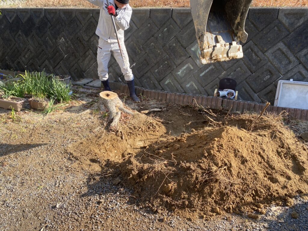 【綾川町Ｓ様邸】庭じまい工事｜生垣や庭木庭石の撤去完了👌生垣に代わる目隠しフェンスを設置します (株)カインズガーデン