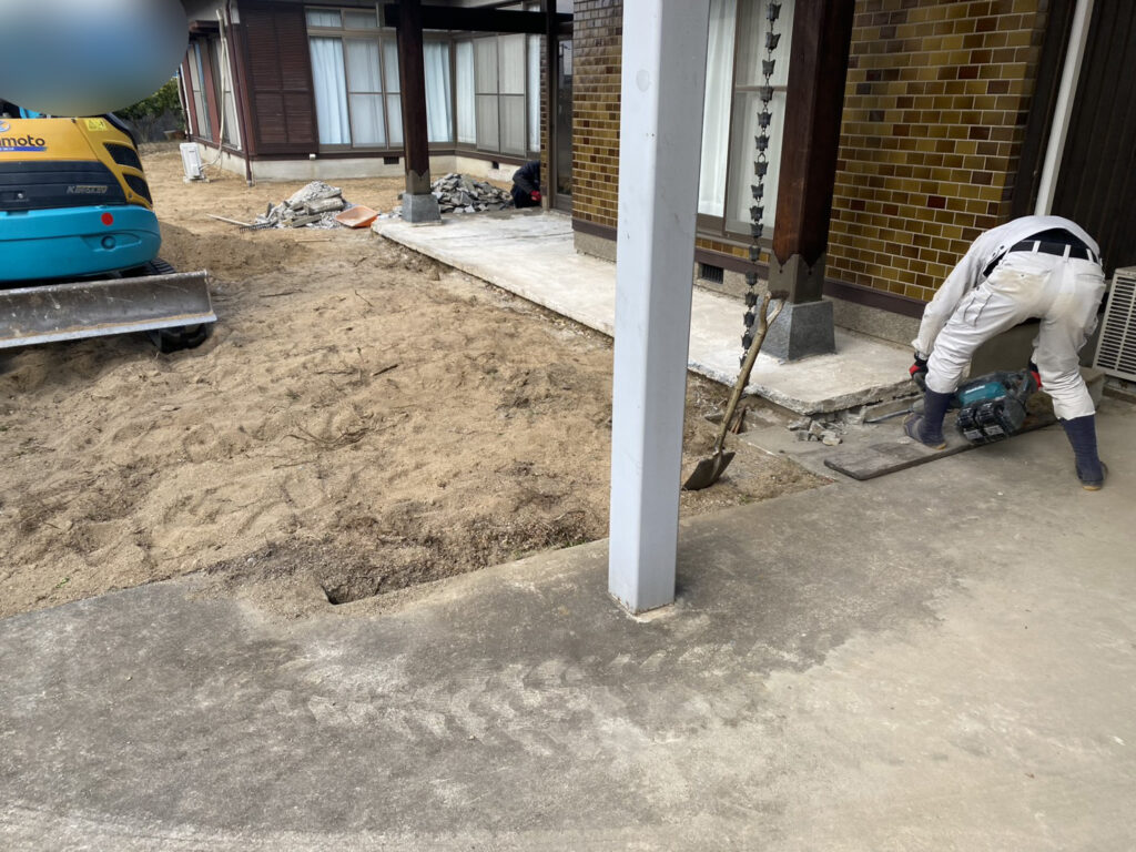 【綾川町Ｔ様邸】雑草対策＆庭じまい工事｜生垣や庭木庭石撤去完了。玄関タイルも新たにやり替えます (株)カインズガーデン