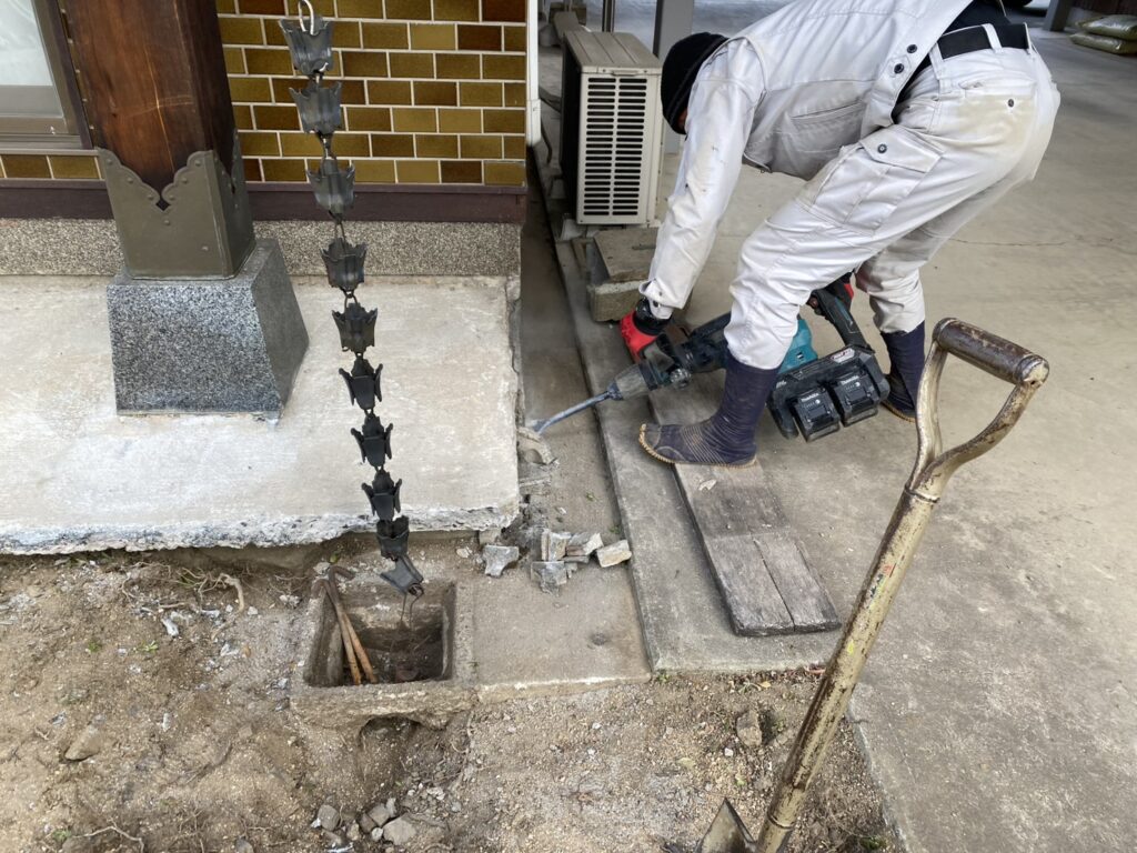 【綾川町Ｔ様邸】雑草対策＆庭じまい工事｜生垣や庭木庭石撤去完了。玄関タイルも新たにやり替えます (株)カインズガーデン