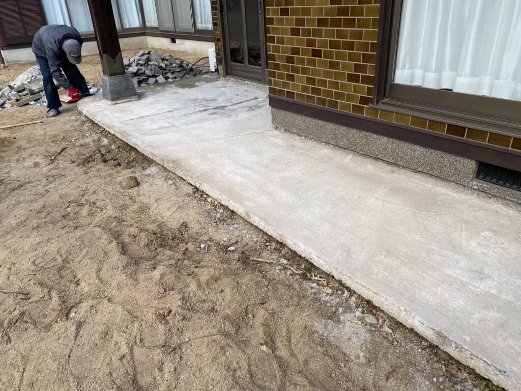 【綾川町Ｔ様邸】雑草対策＆庭じまい工事｜生垣や庭木庭石撤去完了。玄関タイルも新たにやり替えます (株)カインズガーデン