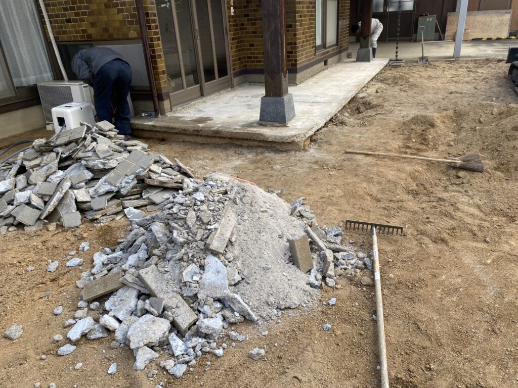 【綾川町Ｔ様邸】雑草対策＆庭じまい工事｜生垣や庭木庭石撤去完了。玄関タイルも新たにやり替えます (株)カインズガーデン