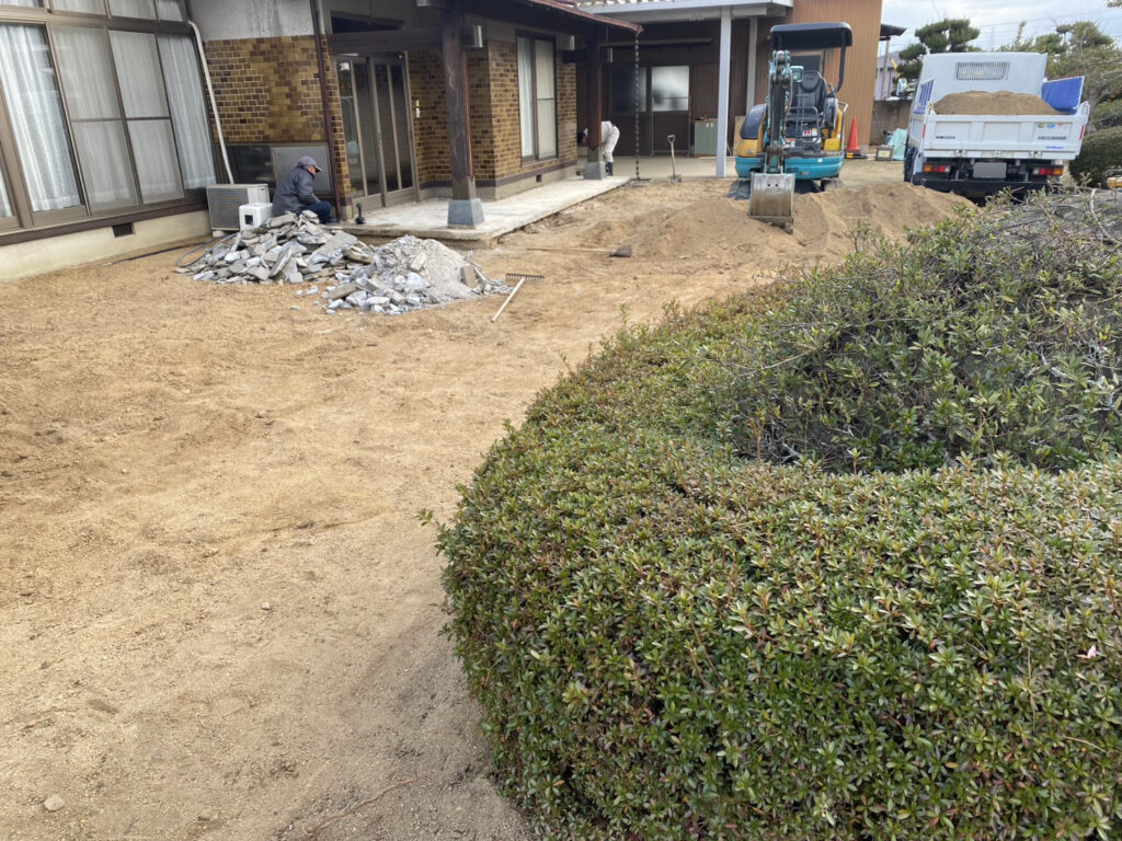 【綾川町Ｔ様邸】雑草対策＆庭じまい工事｜生垣や庭木庭石撤去完了。玄関タイルも新たにやり替えます (株)カインズガーデン