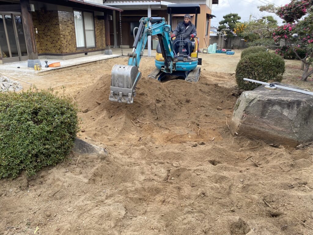 【綾川町Ｔ様邸】雑草対策＆庭じまい工事｜生垣や庭木庭石撤去完了。玄関タイルも新たにやり替えます (株)カインズガーデン