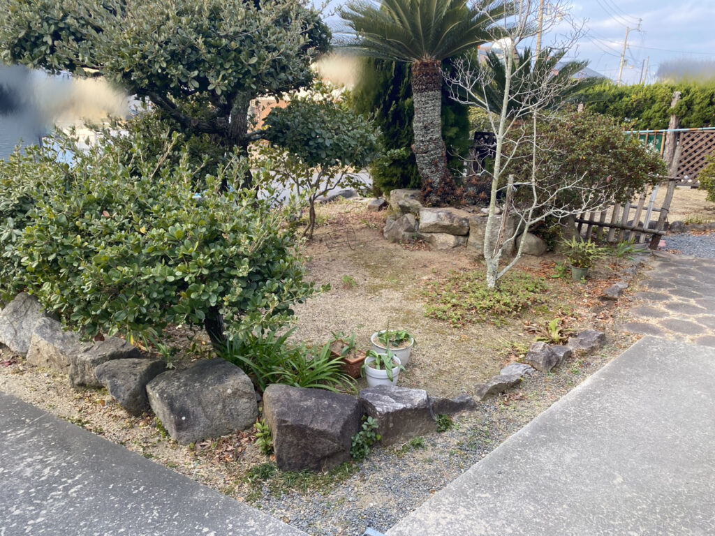 【綾川町Ｓ様邸】庭じまい工事着工⛑｜生垣・庭木・庭石を撤去し、スッキリ雑草対策仕上げにします (株)カインズガーデン