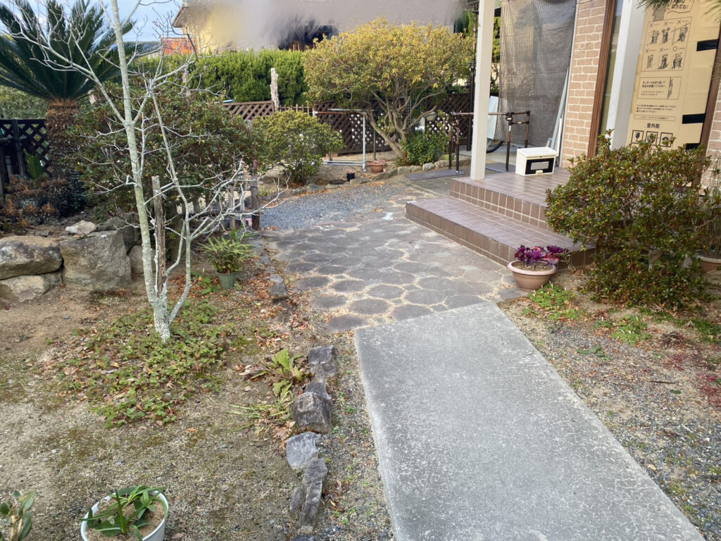 【綾川町Ｓ様邸】庭じまい工事着工⛑｜生垣・庭木・庭石を撤去し、スッキリ雑草対策仕上げにします (株)カインズガーデン