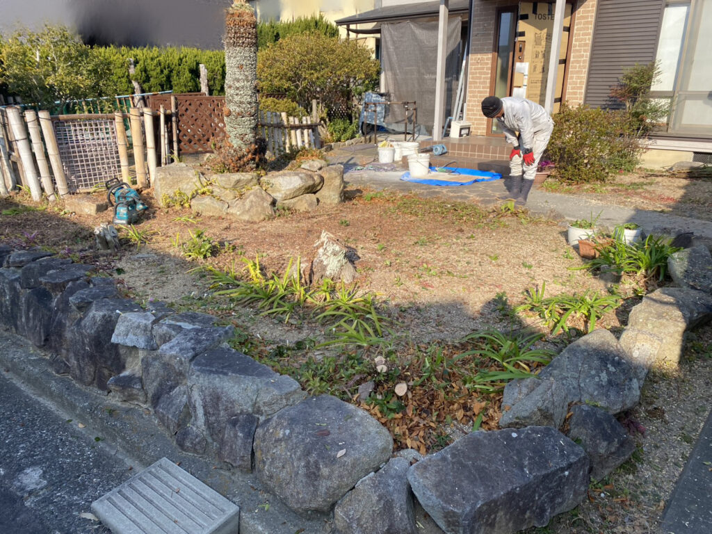 【綾川町Ｓ様邸】庭じまい工事着工⛑｜生垣・庭木・庭石を撤去し、スッキリ雑草対策仕上げにします (株)カインズガーデン