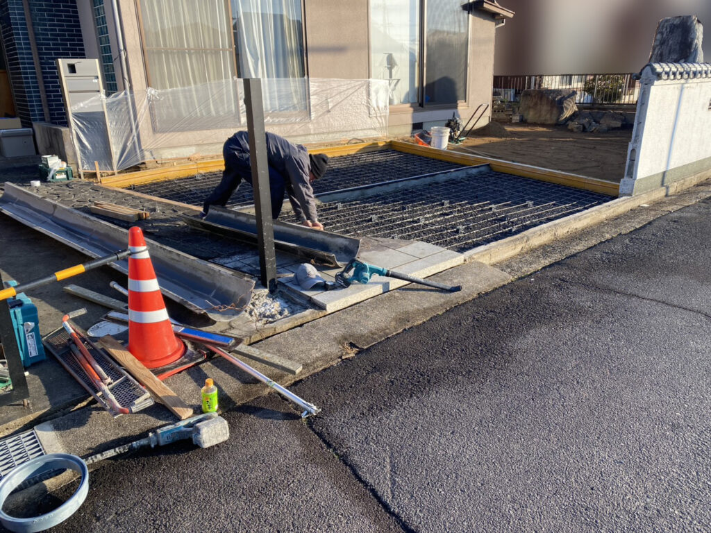 【香川町Ｈ様邸】駐車場拡張＆庭じまい工事｜鋤取り完了！新たな駐車スペースの土間コンクリート打設中 (株)カインズガーデン