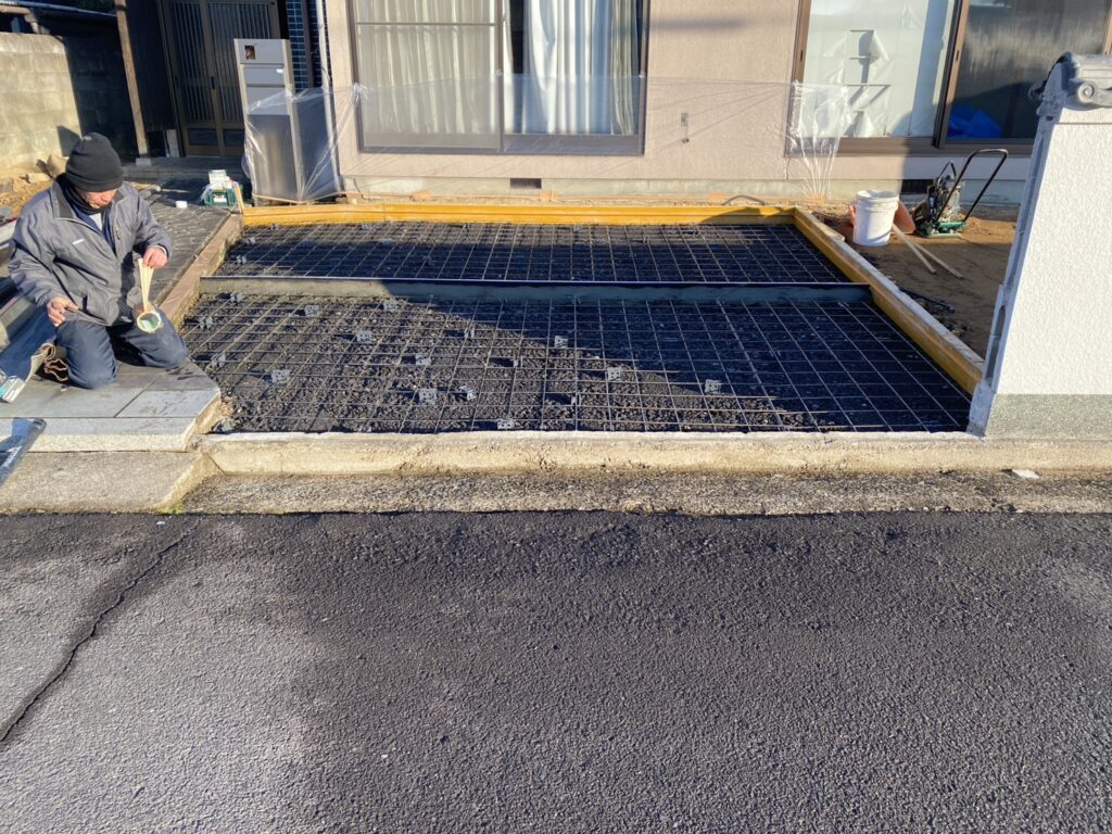 【香川町Ｈ様邸】駐車場拡張＆庭じまい工事｜鋤取り完了！新たな駐車スペースの土間コンクリート打設中 (株)カインズガーデン