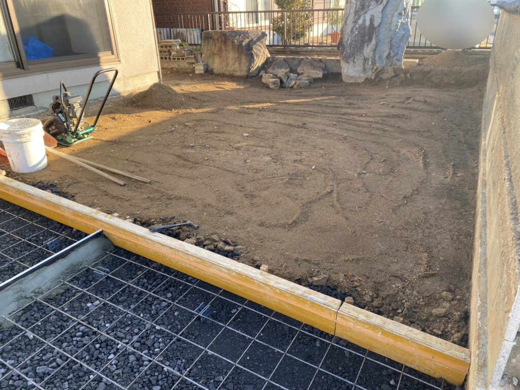 【香川町Ｈ様邸】駐車場拡張＆庭じまい工事｜鋤取り完了！新たな駐車スペースの土間コンクリート打設中 (株)カインズガーデン