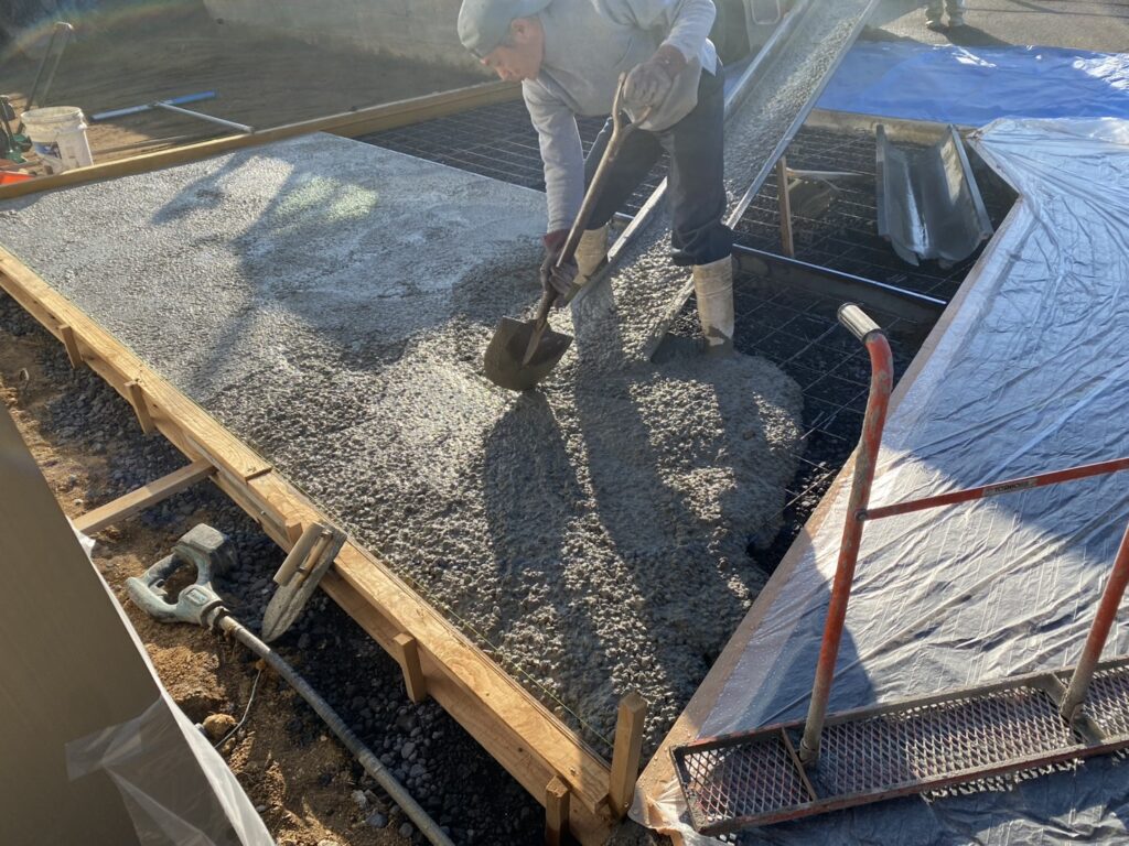 【香川町Ｈ様邸】駐車場拡張＆庭じまい工事｜鋤取り完了！新たな駐車スペースの土間コンクリート打設中 (株)カインズガーデン