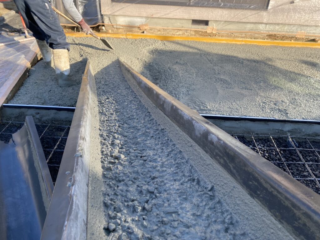 【香川町Ｈ様邸】駐車場拡張＆庭じまい工事｜鋤取り完了！新たな駐車スペースの土間コンクリート打設中 (株)カインズガーデン