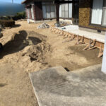 【綾川町Ｔ様邸】雑草対策＆庭じまい工事｜生垣や庭木庭石撤去完了。玄関タイルも新たにやり替えます (株)カインズガーデン