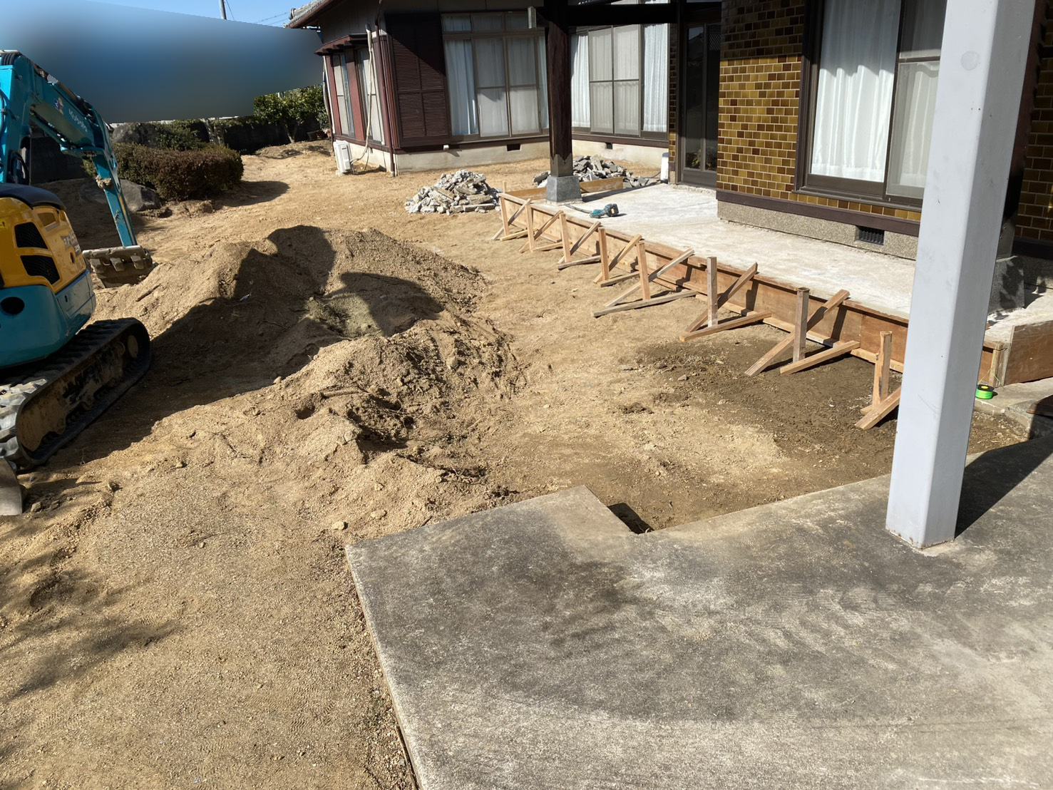 【綾川町Ｔ様邸】雑草対策＆庭じまい工事｜生垣や庭木庭石撤去完了。玄関タイルも新たにやり替えます (株)カインズガーデン