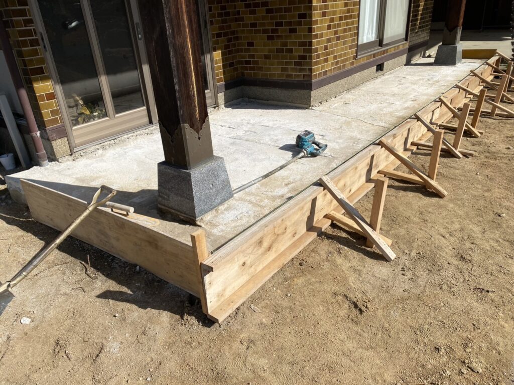 【綾川町Ｔ様邸】雑草対策＆庭じまい工事｜生垣や庭木庭石撤去完了。玄関タイルも新たにやり替えます (株)カインズガーデン