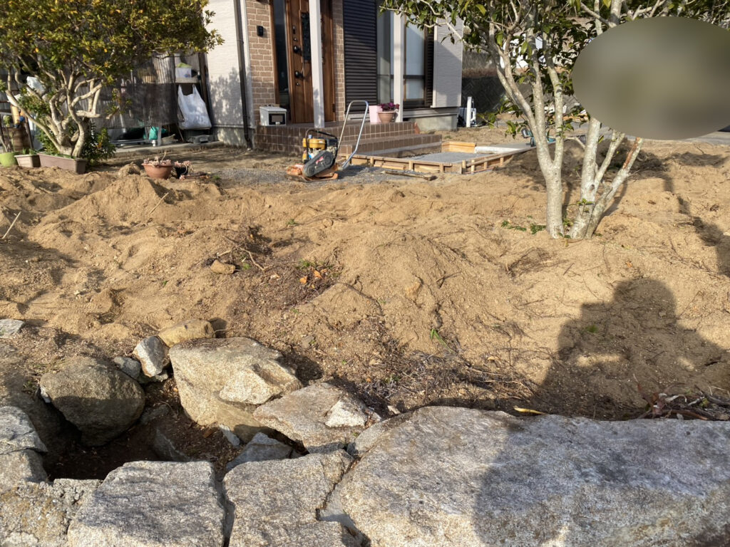 【綾川町Ｓ様邸】庭じまい工事｜生垣や庭木庭石の撤去完了👌生垣に代わる目隠しフェンスを設置します (株)カインズガーデン