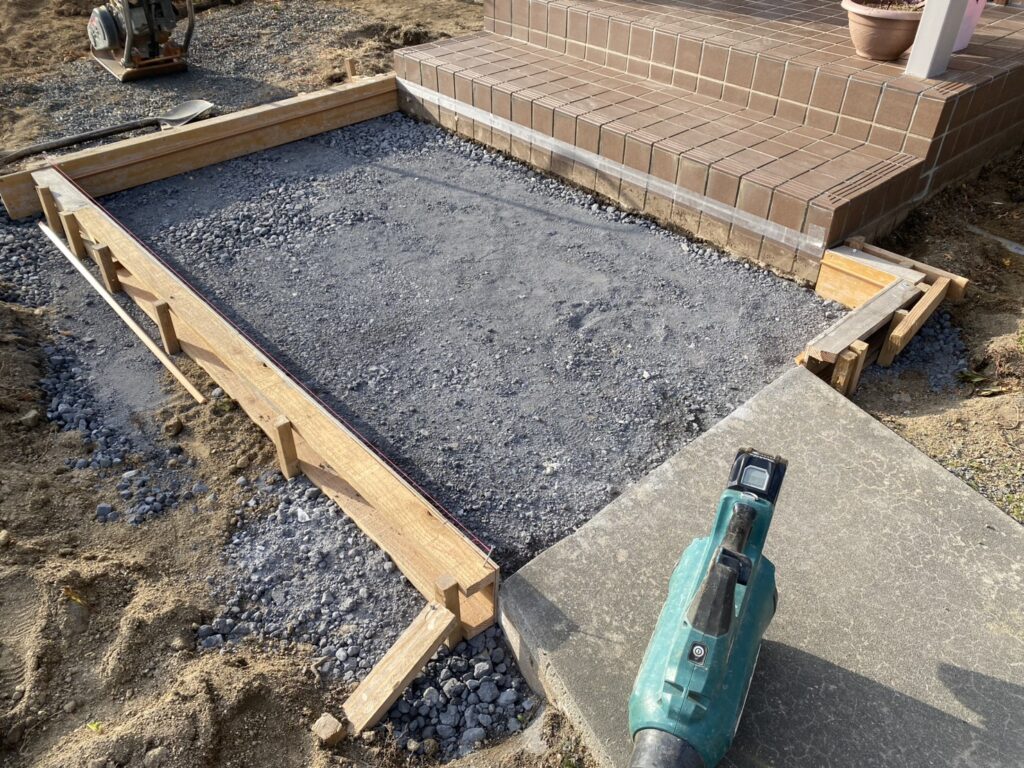 【綾川町Ｓ様邸】庭じまい工事｜生垣や庭木庭石の撤去完了👌生垣に代わる目隠しフェンスを設置します (株)カインズガーデン