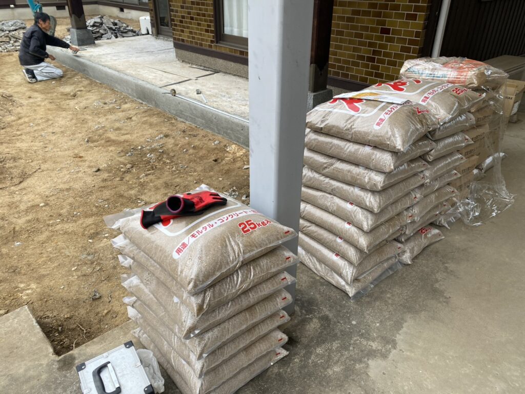 【綾川町Ｔ様邸】雑草対策＆庭じまい工事｜生垣や庭木庭石撤去完了。玄関タイルも新たにやり替えます (株)カインズガーデン