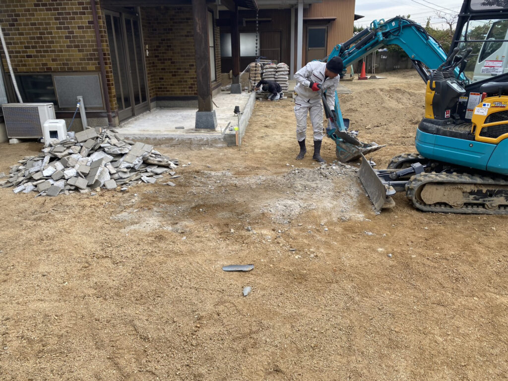 【綾川町Ｔ様邸】雑草対策＆庭じまい工事｜生垣や庭木庭石撤去完了。玄関タイルも新たにやり替えます (株)カインズガーデン