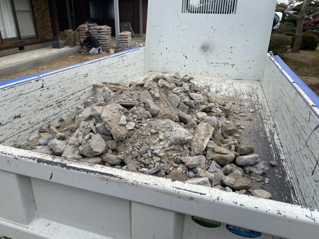 【綾川町Ｔ様邸】雑草対策＆庭じまい工事｜生垣や庭木庭石撤去完了。玄関タイルも新たにやり替えます (株)カインズガーデン