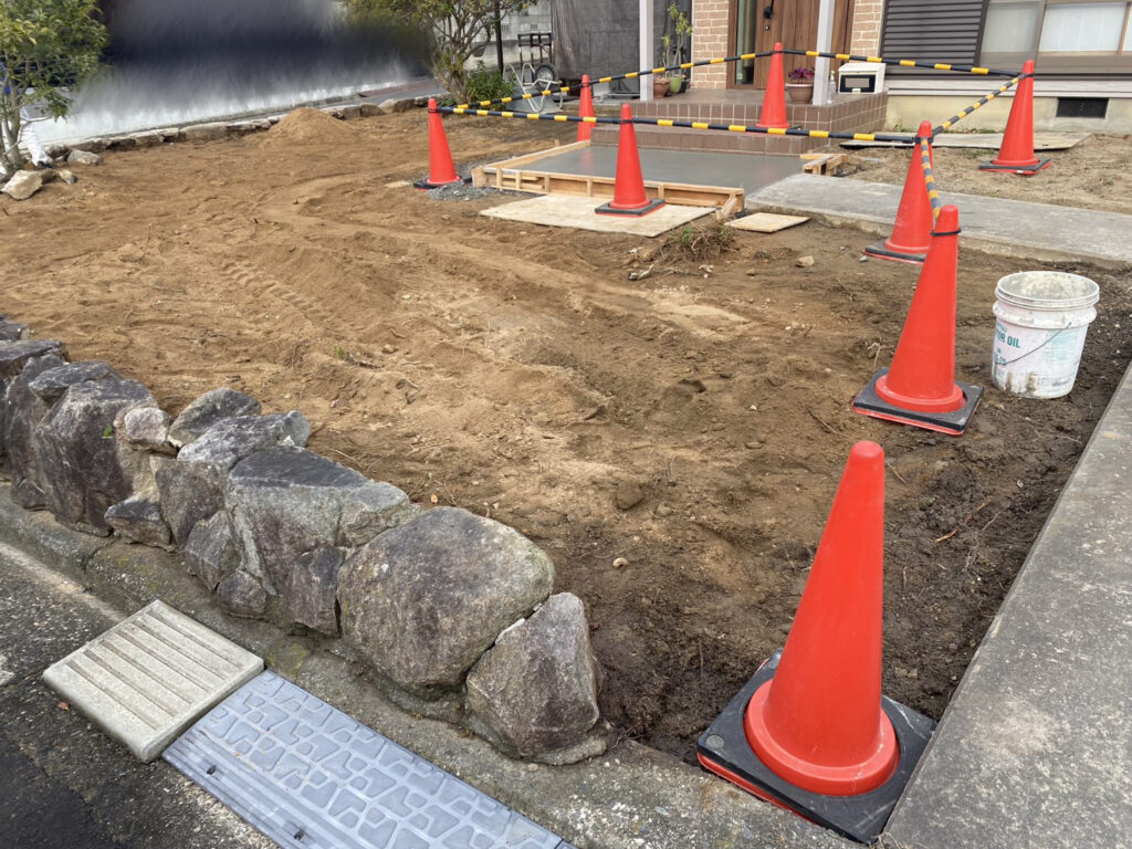 【綾川町Ｓ様邸】庭じまい工事｜生垣や庭木庭石の撤去完了👌生垣に代わる目隠しフェンスを設置します (株)カインズガーデン