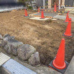 【綾川町Ｓ様邸】庭じまい工事｜生垣や庭木庭石の撤去完了👌生垣に代わる目隠しフェンスを設置します (株)カインズガーデン