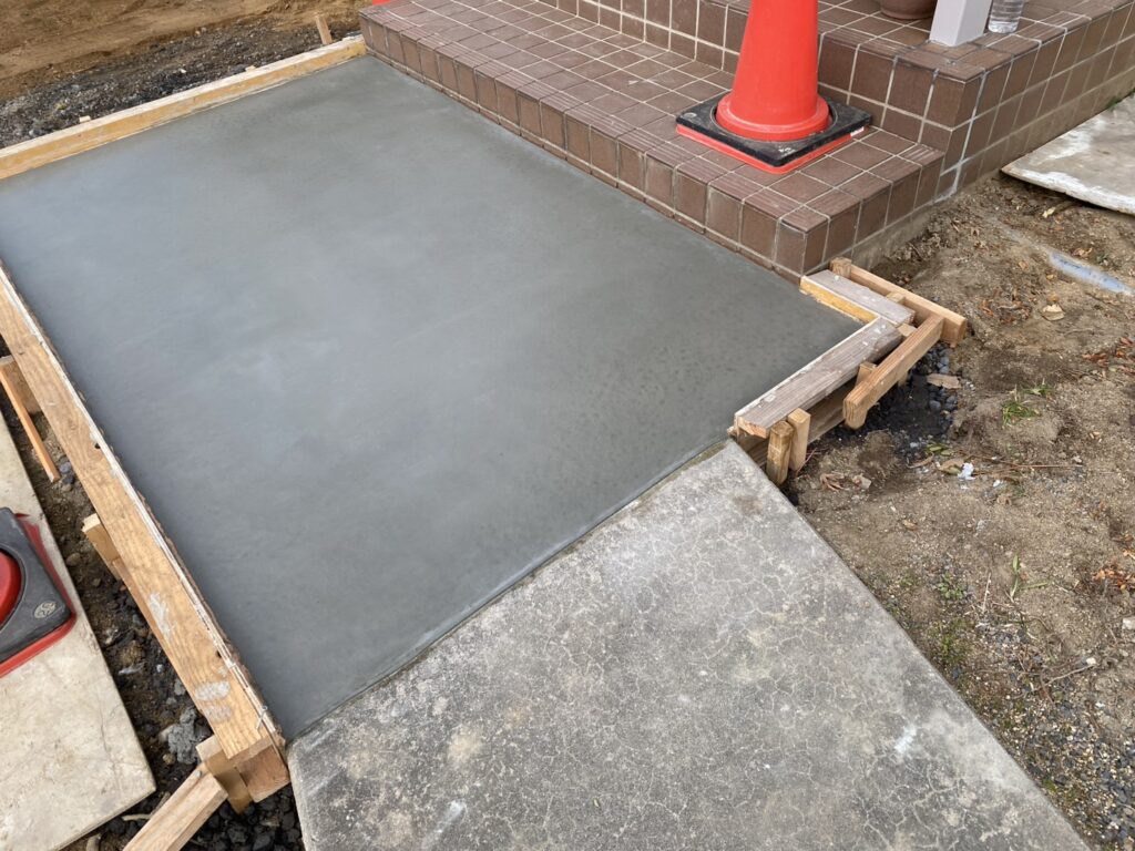 【綾川町Ｓ様邸】庭じまい工事｜生垣や庭木庭石の撤去完了👌生垣に代わる目隠しフェンスを設置します (株)カインズガーデン