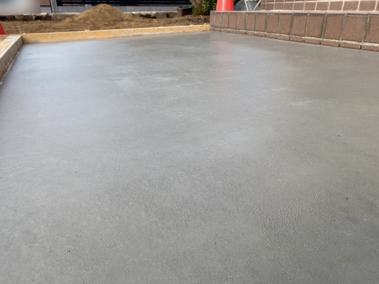 【綾川町Ｓ様邸】庭じまい工事｜生垣や庭木庭石の撤去完了👌生垣に代わる目隠しフェンスを設置します (株)カインズガーデン